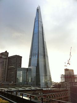 Vách kính mặt dựng của tòa nhà chọc trời ở Southwark, Luân Đôn. 