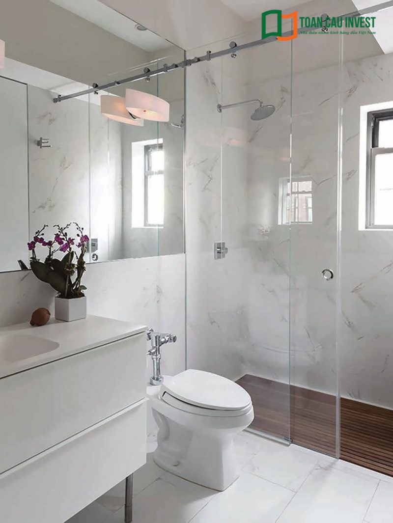 Phòng tắm kính đem lại sự tươi sáng cho không gian