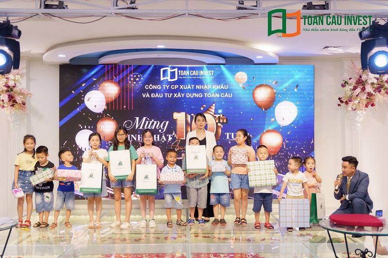 Đại diện Toàn Cầu Invest - Bà Trần Thị Tiên tặng quà cho các em nhỏ