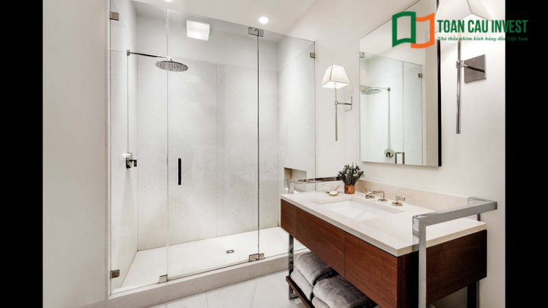 Phòng tắm kính khách sạn trong suốt còn giúp cho việc vệ sinh, lau rửa trở nên dễ dàng