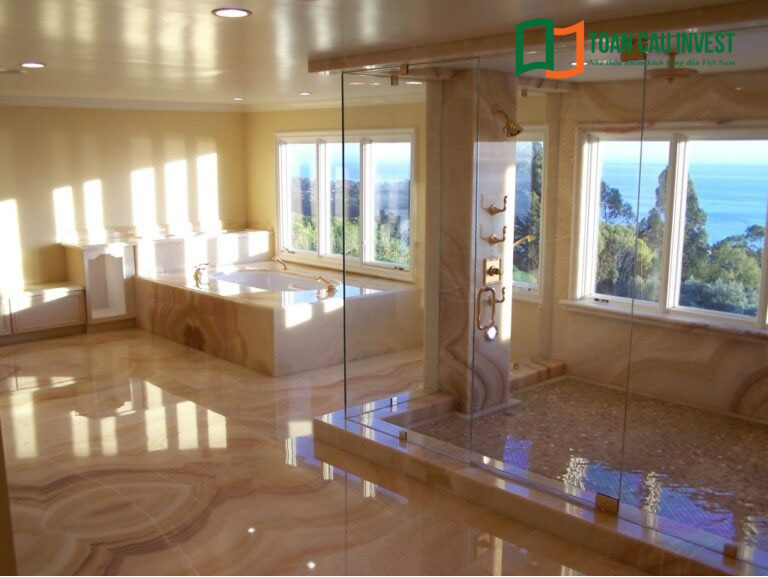 Phòng tắm kính khách sạn giúp cho không gian trở nên "tươi sáng" hơn