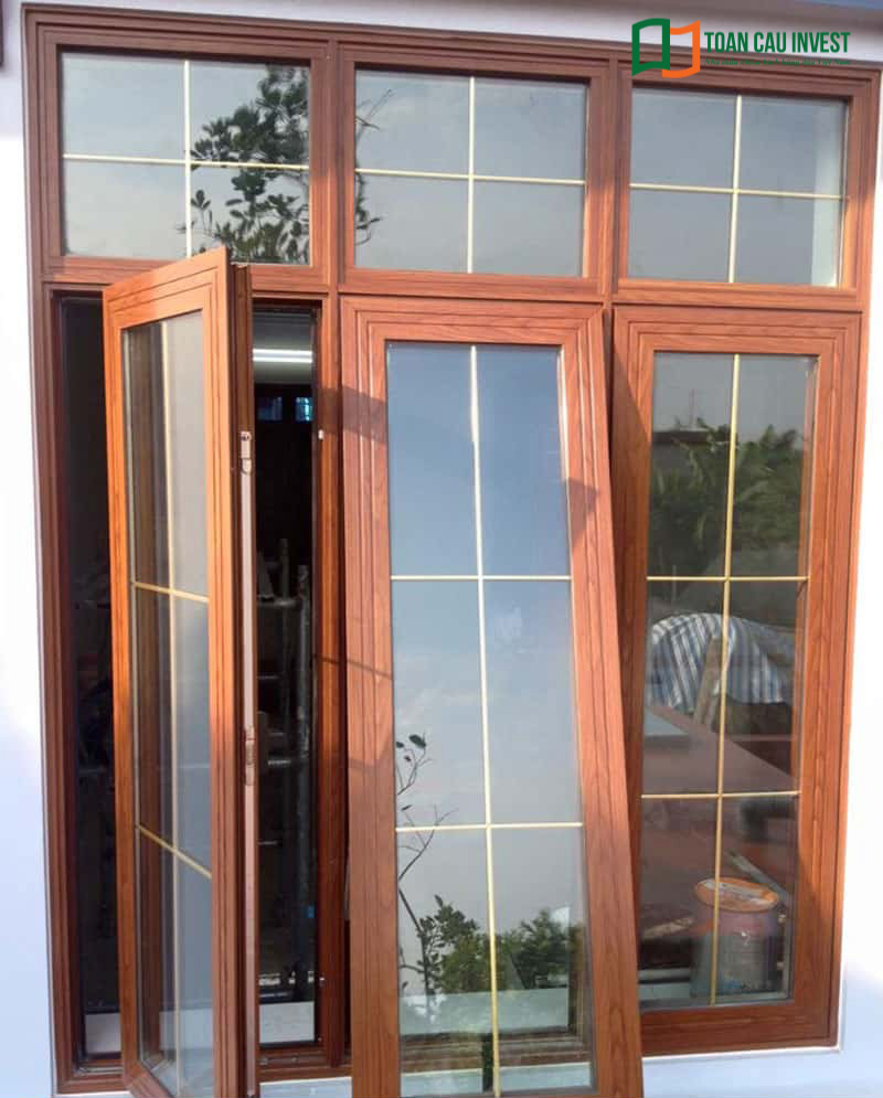 Mẫu cửa sổ nhôm xingfa vân gỗ 3 cánh mở hất.