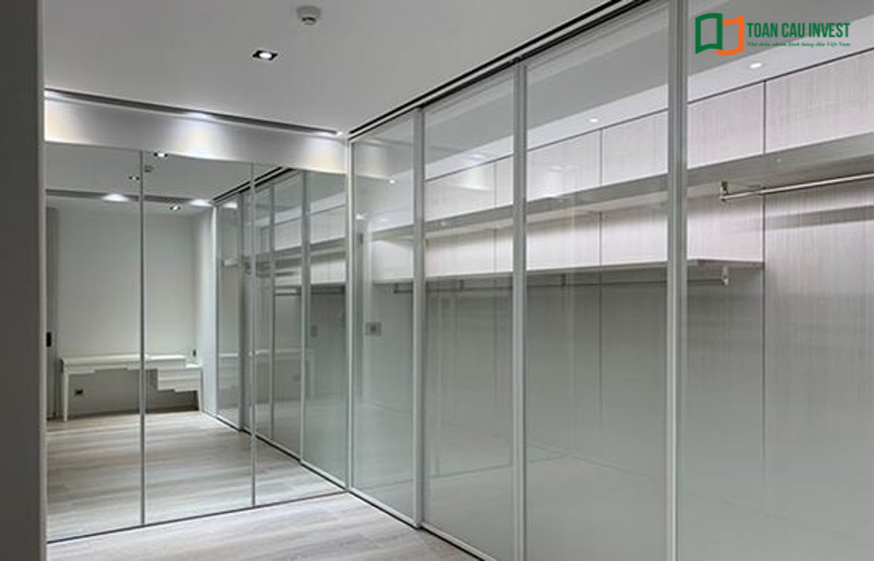 Cửa nhôm kính kết hợp vách kính sang trọng cho không gian văn phòng.