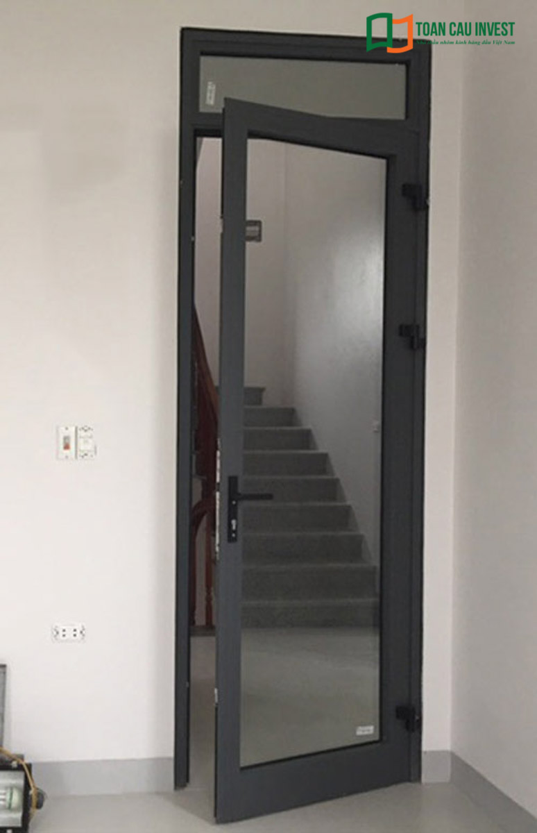 Mẫu cửa nhôm kính 1 cánh mở quay cho lối đo cầu thang.