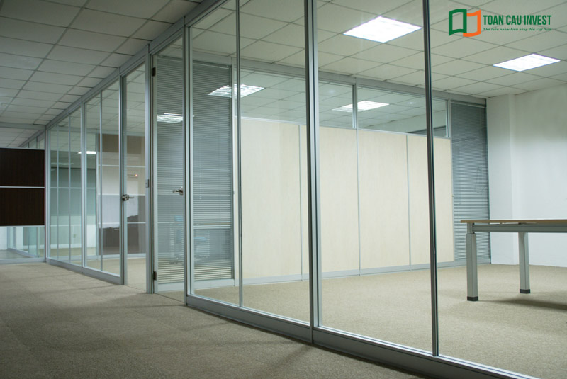 Cửa nhôm kính kết hợp vách ngăn mang đến không gian làm việc văn phòng hiện đại.