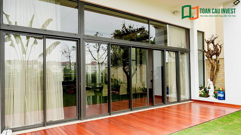 Cửa nhôm kính cách âm cách nhiệt cho nhà mặt đường sở hữu khung nhôm hệ cao cấp.