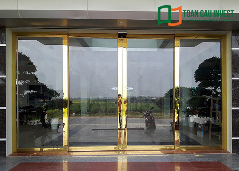Cửa kính tự động hoạt động dựa trên hệ thống cảm biến hiện đại