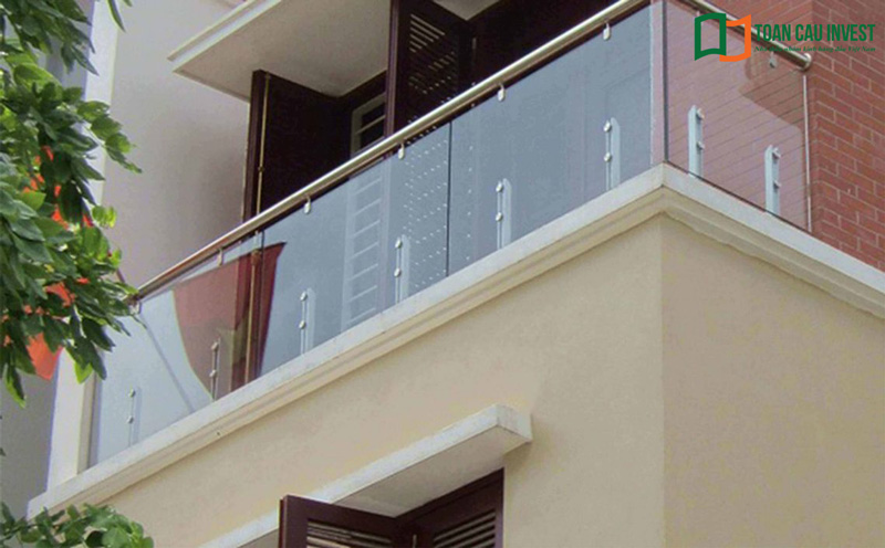 Lan can kính cường lực cho biệt thự hiện đại ghi điểm bởi tính thẩm mỹ cao.