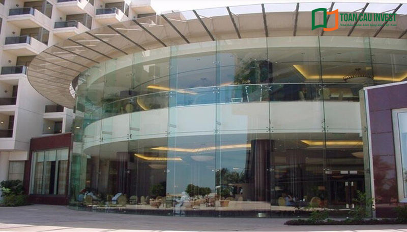 Kính cường lực là lựa chọn phổ biến nhất, được xử lý nhiệt giúp tăng gấp 4-5 lần.