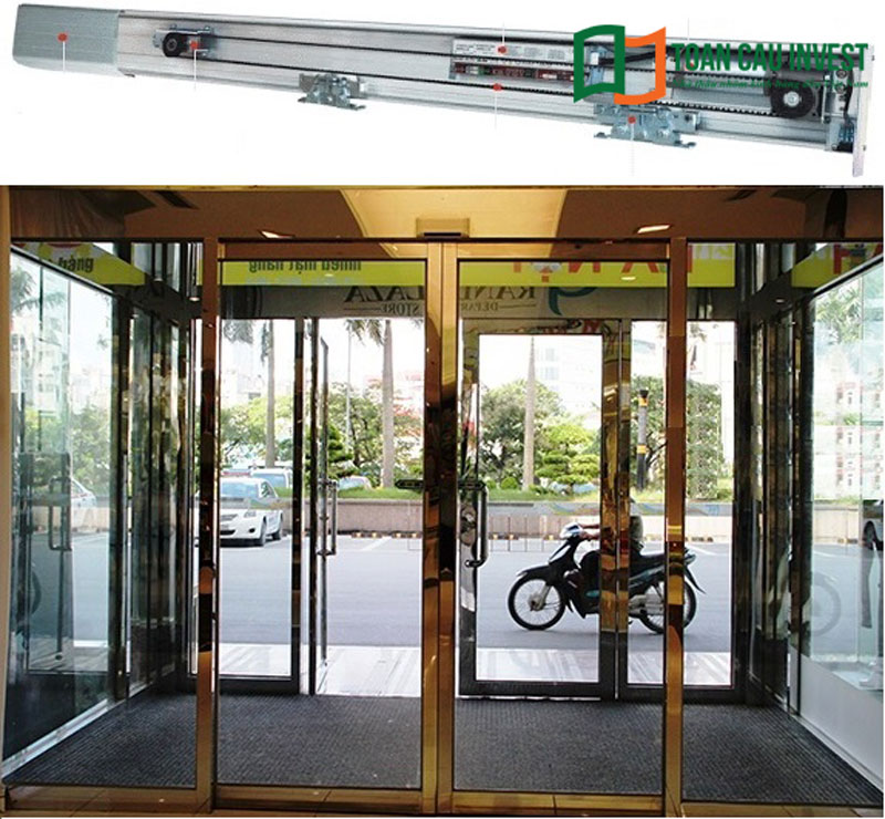 Cửa kính tự động cảm biến cho biệt thự hiện đại lắp tại sảnh lớn.