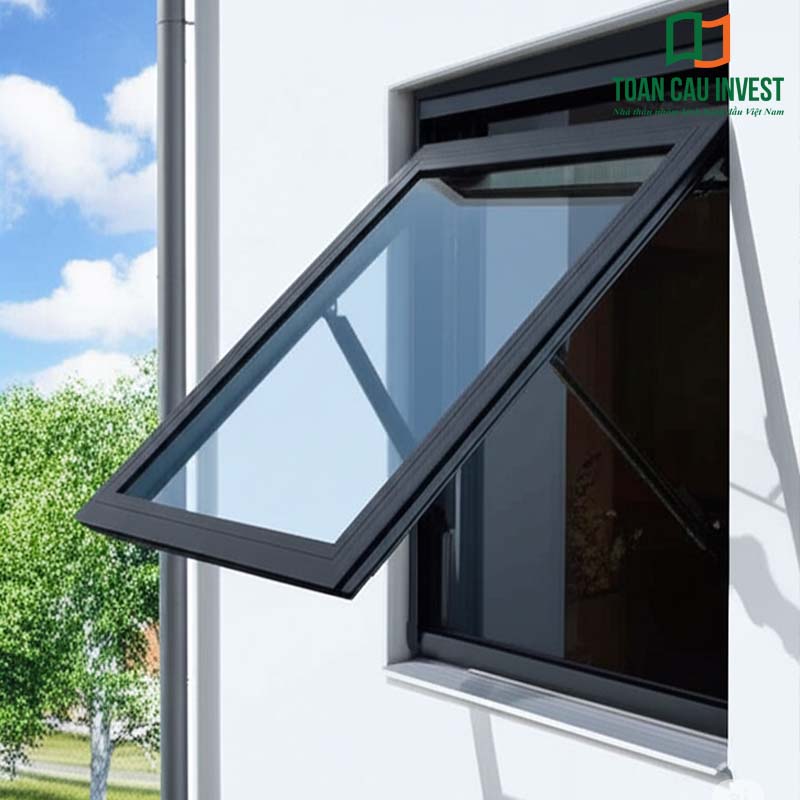 Cửa nhôm kính chữ A thiết kế mở hất ra ngoài, màu đen sang trọng, phù hợp với nhà phố hiện đại