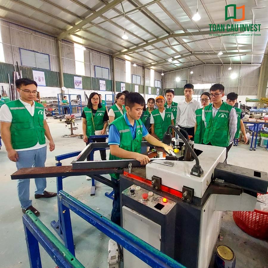 Xuống sản xuất của toàn cầu thi công vách kinh nhôm kính