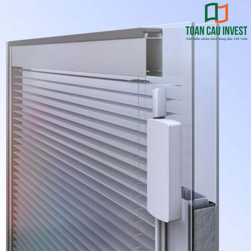 Cận cảnh hộp kính rèm với hệ thống điều khiển nam châm giải pháp thông minh cho nhà ở, văn phòng. Đảm bảo độ bền cao, dễ sử dụng, không cần vệ sinh rèm, tăng tuổi thọ và tính thẩm mỹ