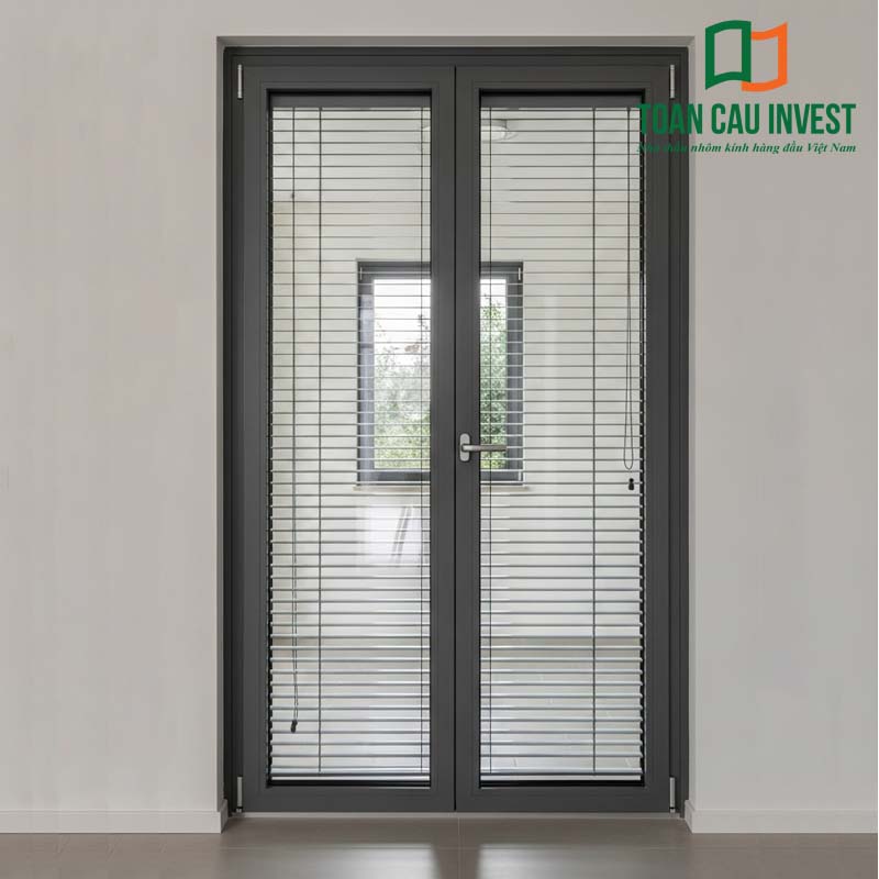 Cửa đi mở quay nhôm kính cao cấp với rèm trong kính hộp – kết hợp hoàn hảo giữa tiện nghi và hiện đại. Rèm dễ điều chỉnh, cách âm tốt, lý tưởng cho không gian sống đô thị
