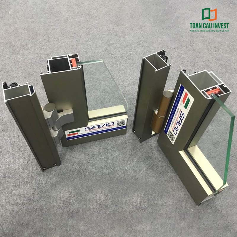 Mẫu profile cửa nhôm kính hiện đại cao cấp, cấu tạo khung nhôm bền chắc kết hợp kính an toàn, mang đến độ kín khít và khả năng cách âm vượt trội
