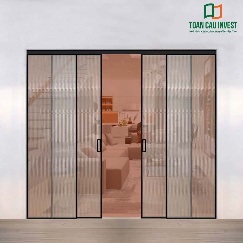 Cửa nhôm kính slim kính mờ sọc, khung đen, tăng tính riêng tư nhưng vẫn giữ ánh sáng tự nhiên cho không gian