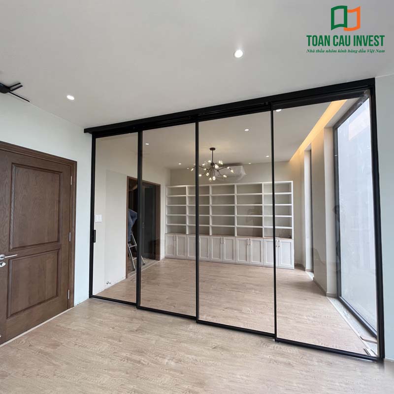 Cửa trượt nhôm kính slim khung đen, kính cường lực trong, chia không gian phòng làm việc và phòng khách một cách tinh tế