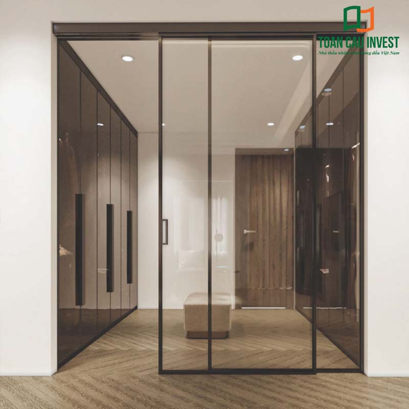 Cửa trượt nhôm kính slim màu đen, kính cường lực trong suốt, tạo không gian mở sang trọng cho phòng thay đồ.