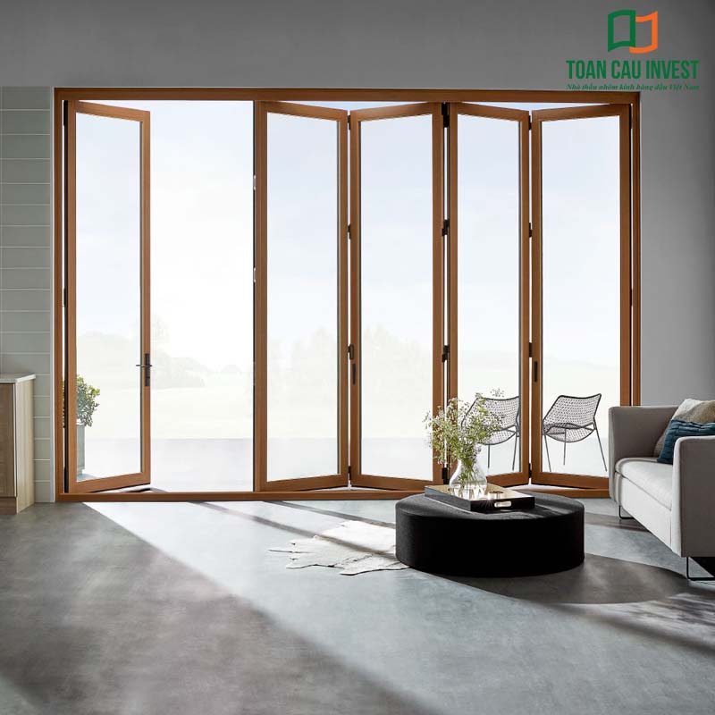 Cửa đi xếp trượt khung nhôm màu gỗ sang trọng, mở rộng không gian sống, mang ánh sáng tự nhiên vào phòng khách