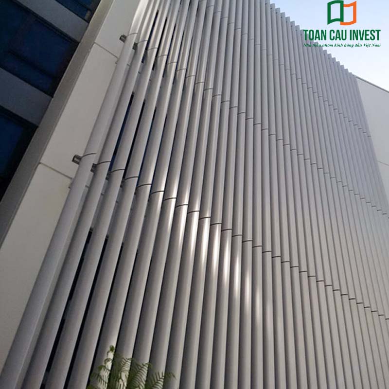 Hệ lam chắn nắng hình đầu đạn lắp dựng thẳng đứng, tạo điểm nhấn kiến trúc hiện đại và giảm nhiệt cho mặt đứng tòa nhà