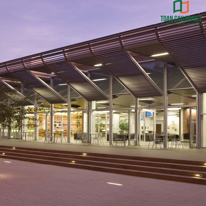 Hệ lam chắn nắng hình đầu đạn che chắn mái sảnh, mang lại vẻ đẹp kiến trúc độc đáo và kiểm soát ánh sáng hiệu quả