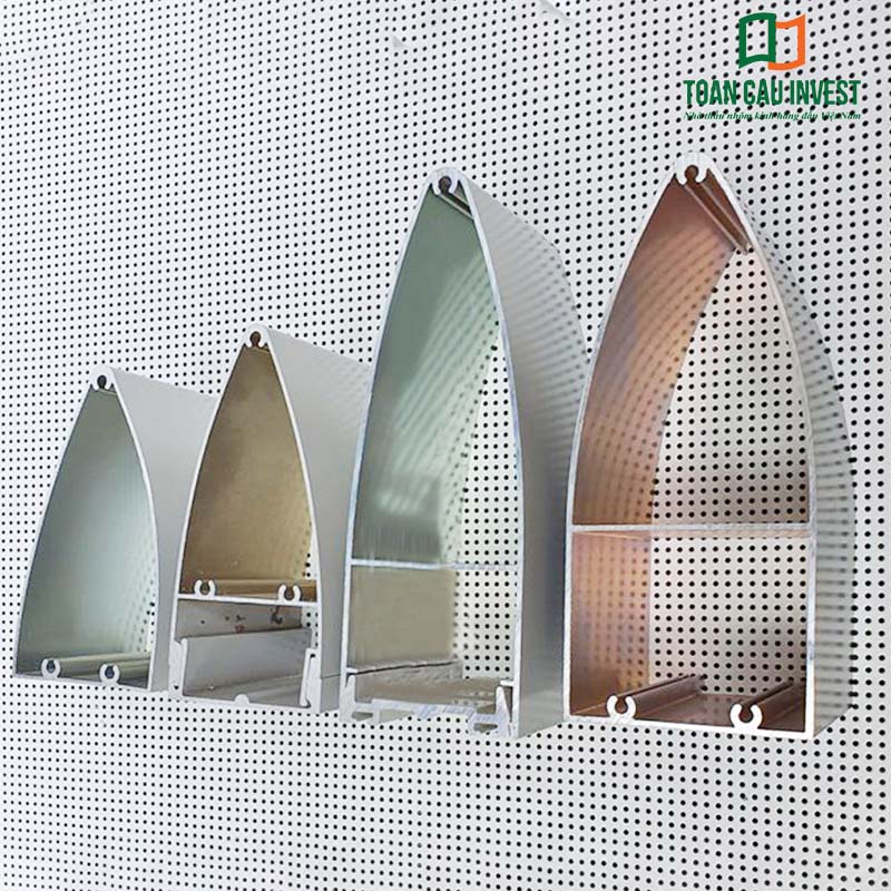 Các thanh lam chắn nắng hình đầu đạn bằng nhôm định hình, bề mặt hoàn thiện cao cấp, đảm bảo thẩm mỹ và độ bền cho công trình