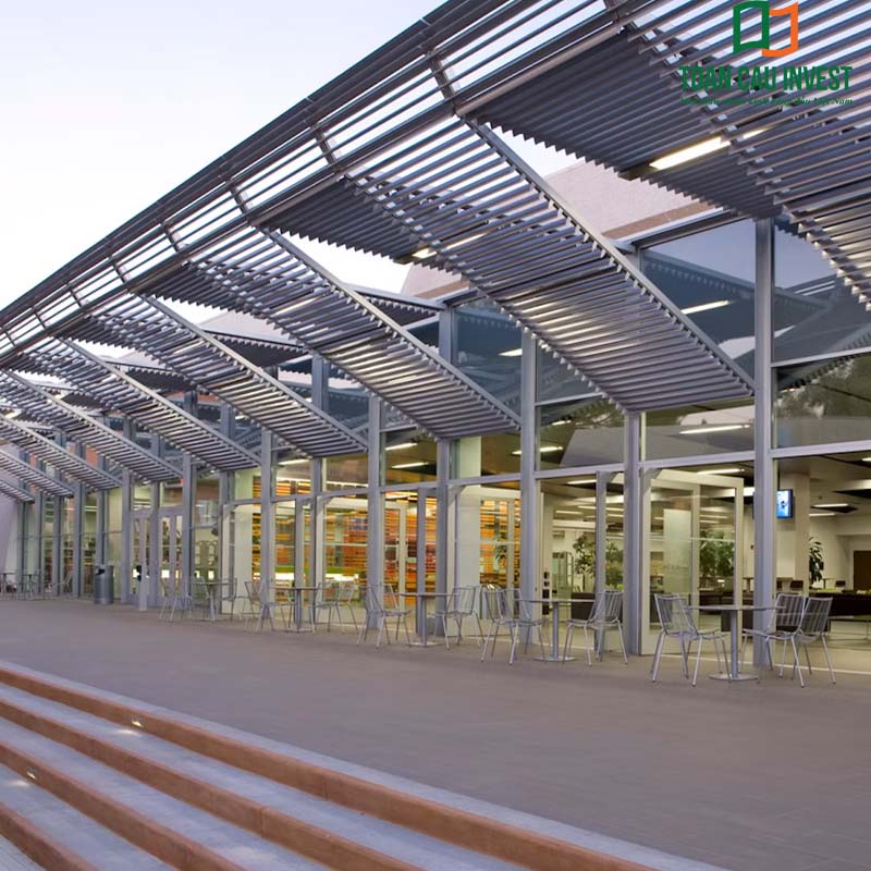 Công trình sử dụng lam chắn nắng hình đầu đạn cho mặt đứng kính, tăng hiệu quả chắn nắng và nâng cao tính thẩm mỹ tổng thể