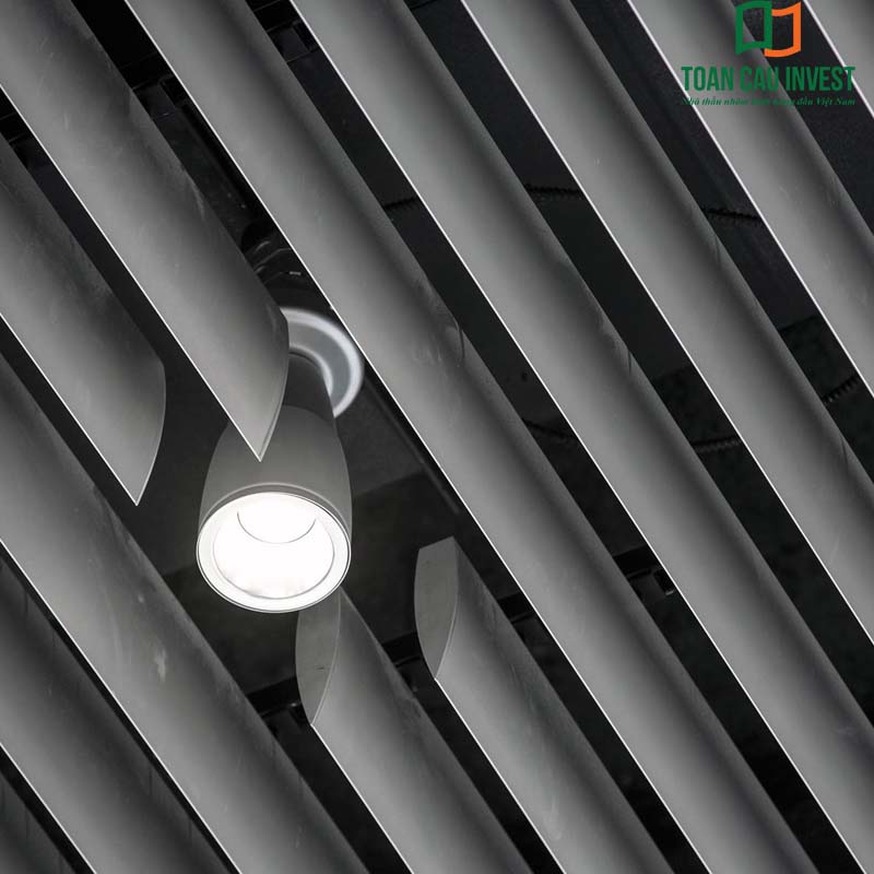 Ứng dụng lam chắn nắng hình đầu đạn trong thiết kế trần, kết hợp ánh sáng tạo không gian sang trọng và hiện đại