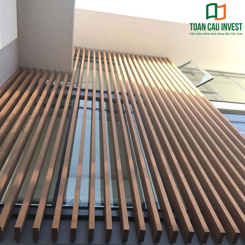 Lam chắn nắng hình hộp nhôm lắp đặt ngoài trời, mang lại sự tinh tế, bền bỉ và hiệu quả che nắng vượt trội