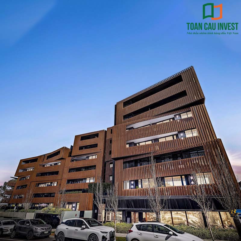 Công trình cao tầng ứng dụng lam chắn nắng hình hộp, mang phong cách hiện đại và tối ưu hiệu quả năng lượng.