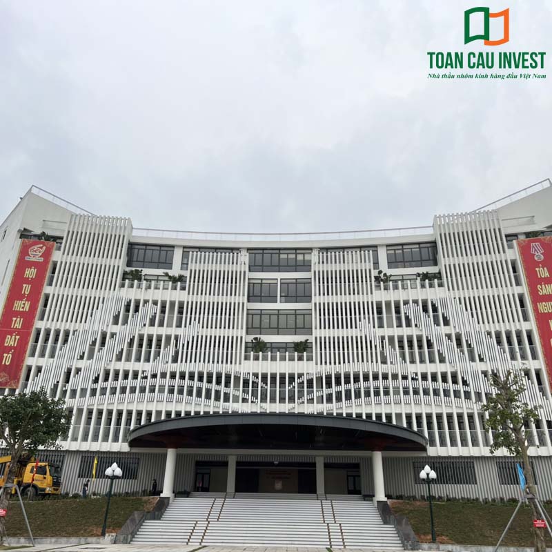 Thiết kế lam chắn nắng hình hộp màu trắng độc đáo, tạo điểm nhấn nổi bật cho công trình kiến trúc công cộng