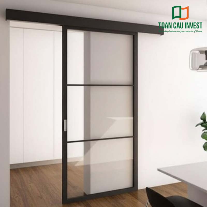 Cửa nhôm kính lùa 1 cánh sang trọng cho phòng bếp và phòng khách, thiết kế tối giản, màu đen hiện đại – giải pháp tối ưu không gian cho nhà phố.