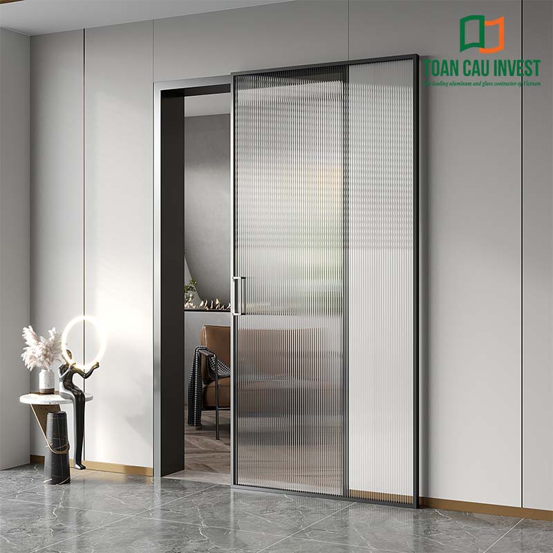 Cửa nhôm kính lùa 1 cánh kính sọc mờ, khung nhôm màu đen mạnh mẽ – phù hợp cho căn hộ thiết kế tối giản.