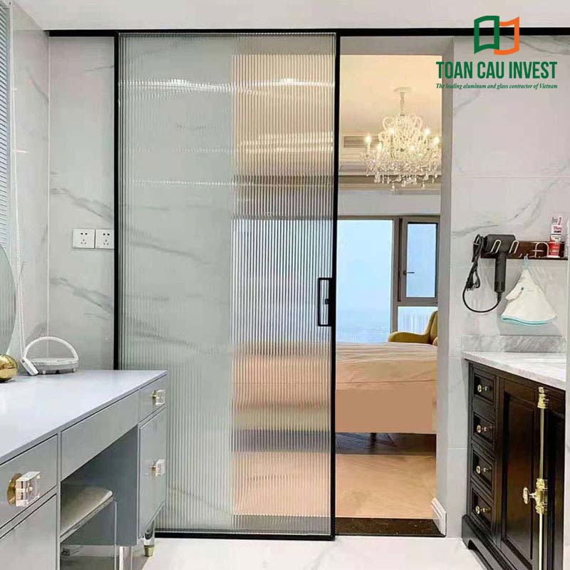 Cửa nhôm kính lùa 1 cánh ngăn bếp – hạn chế mùi thức ăn, cách âm tốt và dễ vệ sinh, phù hợp phong cách nhà phố mới.
