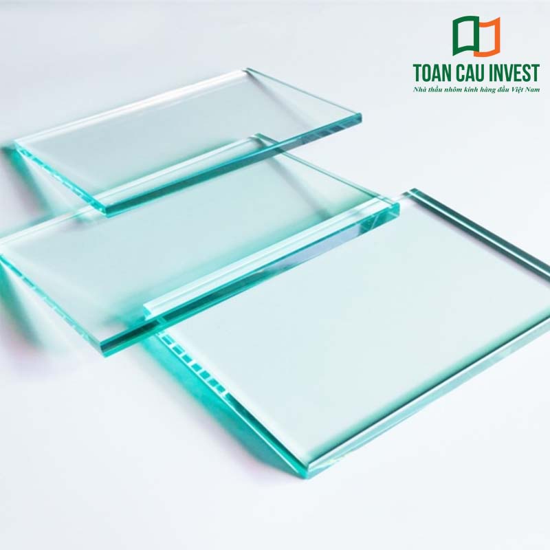 Các tấm kính cường lực phẳng có độ dày khác nhau, dùng cho vách kính nội thất và mặt dựng ngoài trời.