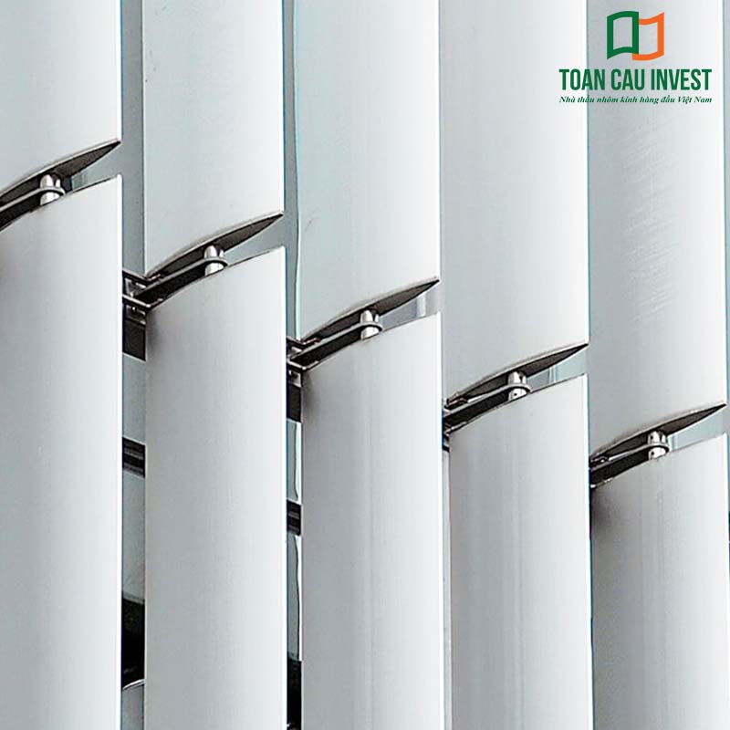 Cận cảnh chi tiết cấu tạo lam chắn nắng cảm biến nhôm định hình – nan lam xoay tự động theo ánh sáng mặt trời.