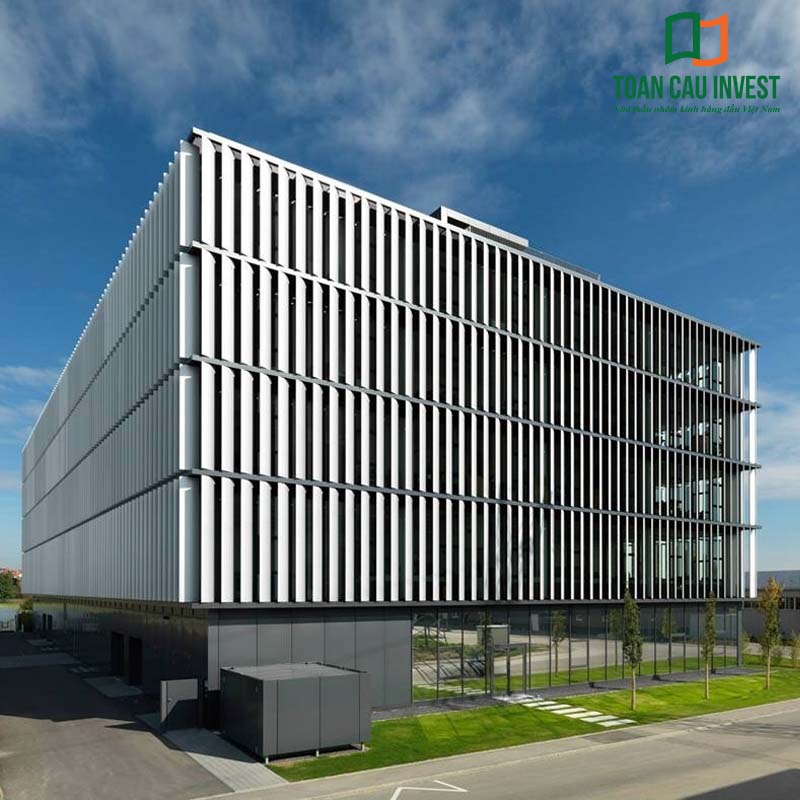 Tòa nhà văn phòng cao tầng hiện đại với hệ lam chắn nắng cảm biến tự động điều chỉnh theo hướng mặt trời, mang lại hiệu quả tiết kiệm năng lượng tối ưu