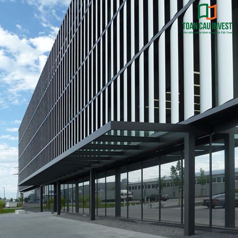 Hệ lam chắn nắng cảm biến bằng nhôm được lắp đặt dọc mặt dựng tòa nhà, tự động đóng mở tạo kiến trúc đồng bộ và hiệu quả chống nắng cao