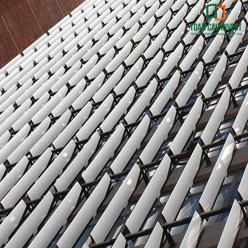 Cấu trúc lam chắn nắng cảm biến dạng cánh nhôm xoay tự động theo hướng ánh sáng – Tối ưu che nắng và lưu thông gió