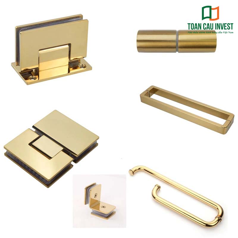 Bộ phụ kiện vách kính nhà tắm mạ vàng cao cấp, gồm bản lề, tay nắm, kẹp kính, chặn cửa và ống inox sang trọng – lựa chọn nổi bật cho phòng tắm kính cao cấp.