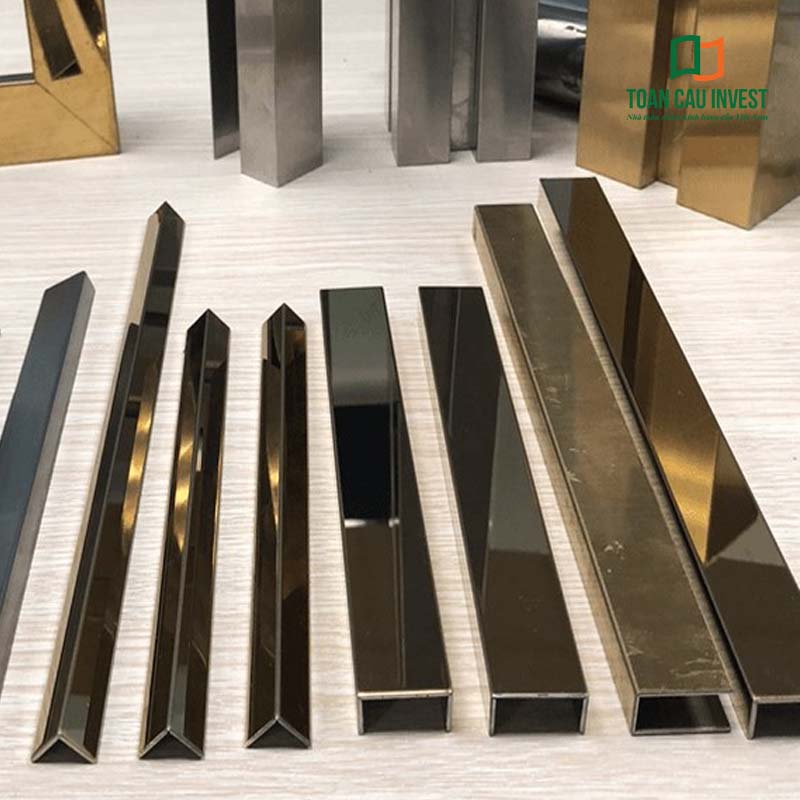 U inox vách kính nhiều kích thước, kiểu dáng và màu sắc – từ inox gương, xước, đến mạ vàng titan – đáp ứng mọi nhu cầu trang trí và thi công vách kính