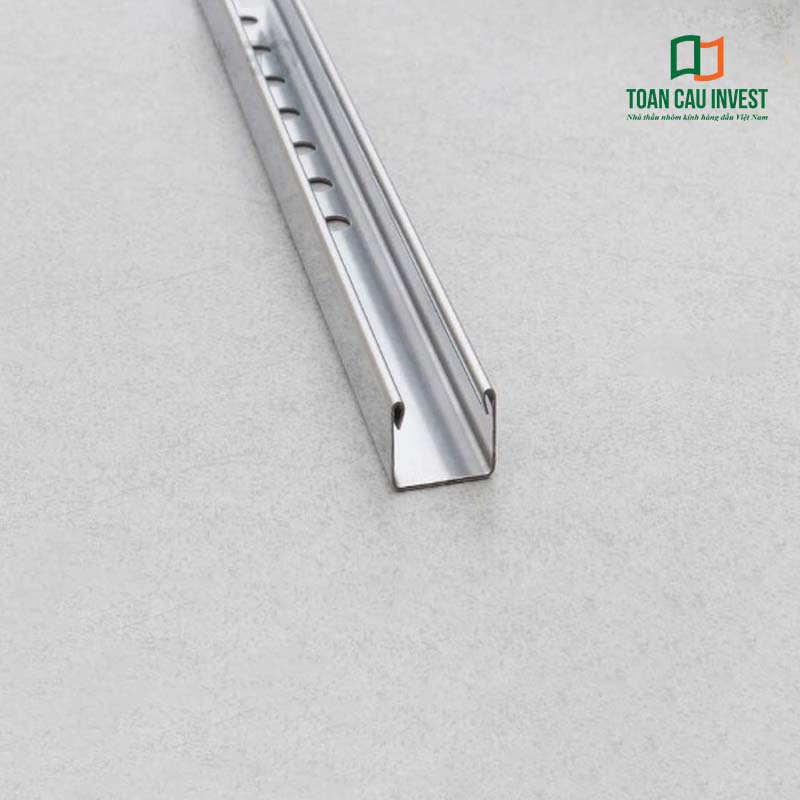 Mẫu U inox vách kính chất lượng cao, bề mặt sáng bóng, được sử dụng để cố định mép kính trong các công trình nội thất hiện đại