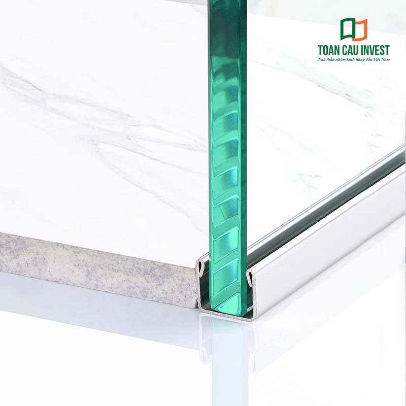 Hình ảnh thực tế U inox vách kính trong thi công, giúp cố định kính chắc chắn, tạo khe liên kết tinh tế và thẩm mỹ cao