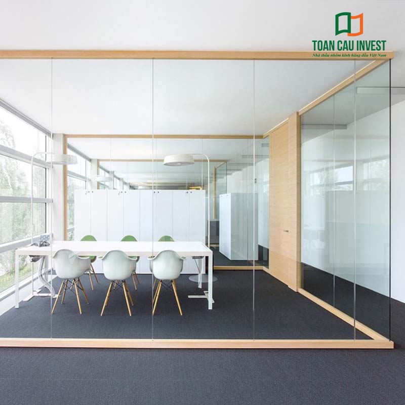 Vách kính văn phòng thiết kế tối giản, ứng dụng vách kính chống ồn cao cấp giúp tách biệt không gian làm việc nhưng vẫn đảm bảo sự thông thoáng và ánh sáng tự nhiên.
