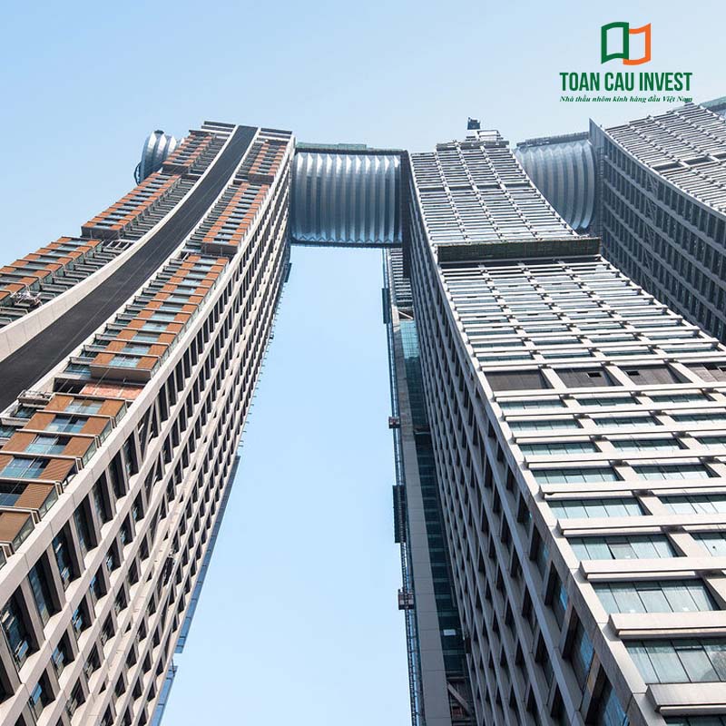 Công trình cao tầng hiện đại sử dụng vách kính chống ồn của Toàn Cầu Invest – giải pháp hoàn hảo giúp giảm tiếng ồn đô thị, mang lại không gian sống và làm việc yên tĩnh, sang trọng