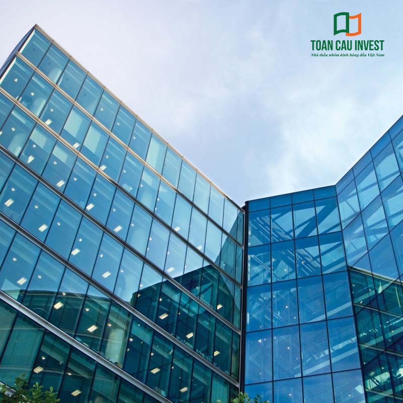 Giải pháp vách kính chống ồn cho tòa nhà văn phòng của Toàn Cầu Invest – tạo nên không gian làm việc yên tĩnh, thân thiện và hiệu quả.
