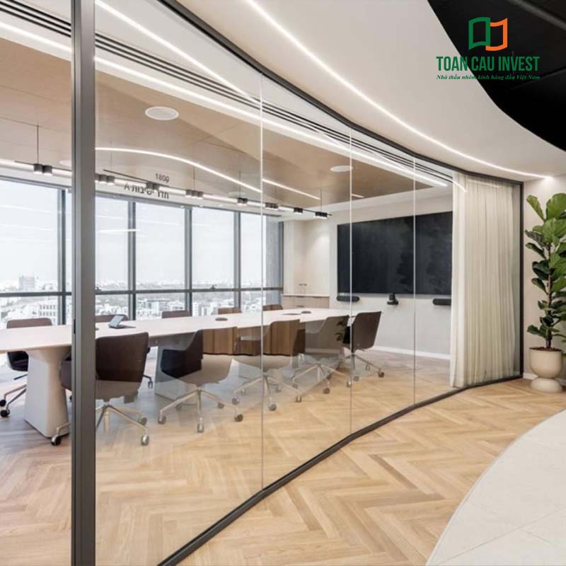 Phòng họp cao cấp với vách kính chống ồn cong tinh tế – giải pháp thi công nhôm kính của Toàn Cầu Invest giúp không gian yên tĩnh, sang trọng và hiện đại