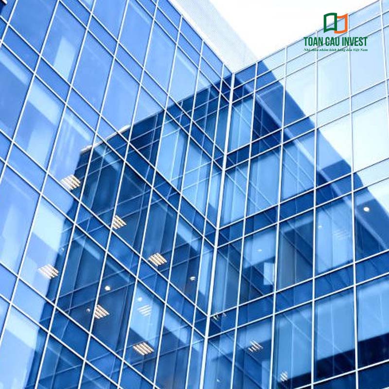Hệ vách kính cường lực 10ly cho mặt dựng tòa văn phòng, cấu trúc đồng bộ với khung nhôm chịu lực, đảm bảo độ bền và an toàn khi sử dụng lâu dài.
