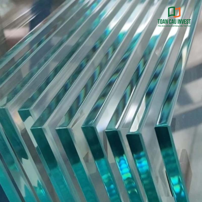 Các tấm vách kính cường lực 10ly được gia công tiêu chuẩn, đảm bảo độ dày đồng nhất và khả năng chịu lực vượt trội
