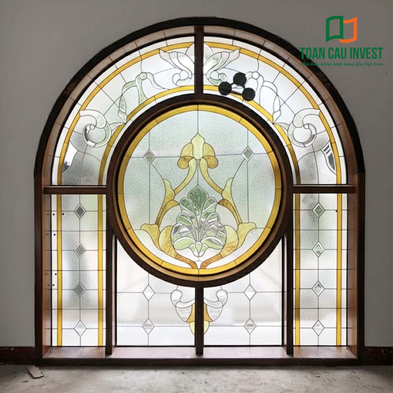 Vách kính hoa đồng hình vòm tròn sang trọng, họa tiết vàng nhã nhặn tạo điểm nhấn tinh tế cho không gian biệt thự cổ điển